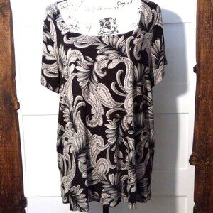 Jones & Co Women's Black and White Top with Leaf Design (Size 1X)